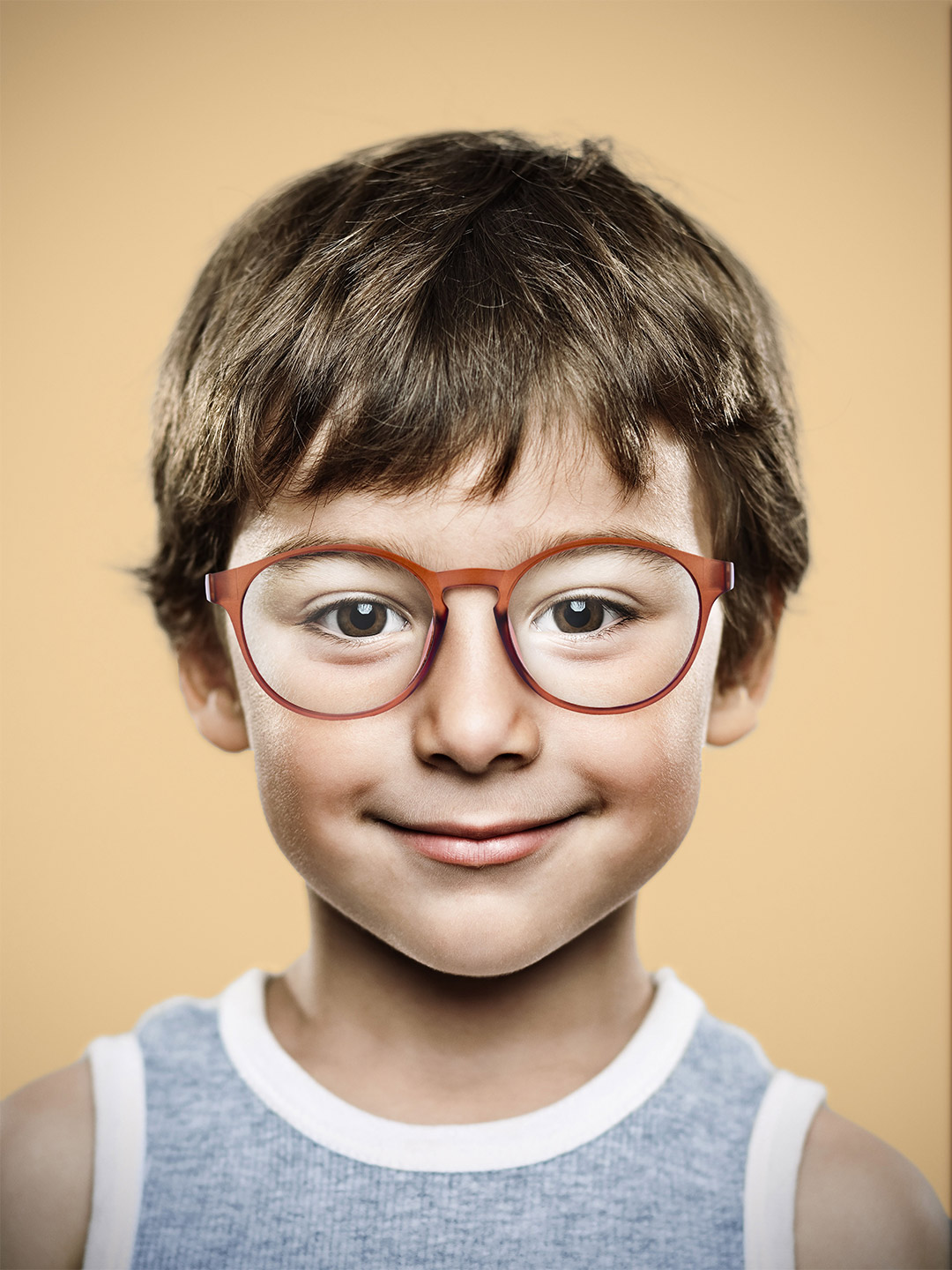 Kind Met Bril Ter Ondersteuning Van Tekst Over Bijziendheid Bij Kinderen